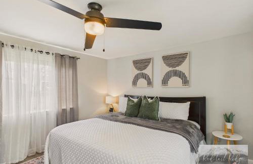 Main St New with AC Monthly stays Charming Cottage KING BED - Foto 13