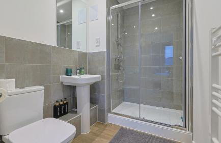 2-Bedroom Modern apt with Gym, roof terrace, Free Parking and 3 min walk to train st - Foto 18