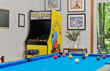 Maple Oasis by Avantstay Newly Built w/ Hot Tub, Game Room & Fire Pit - Foto 32