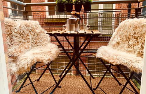 The Fifth Quarters, Grade II Listed Apartment, The Lace Market, NG1, City Centre, Nottingham, Sleeps 4 - Photo 14