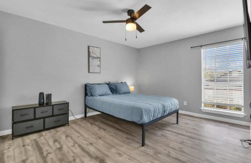 Peaceful 2BR Hideaway Close to Dining and Events - Photo 11