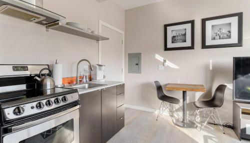 Stay Portland - Modern Portland Studio - Food Carts & Local Shops - Photo 4