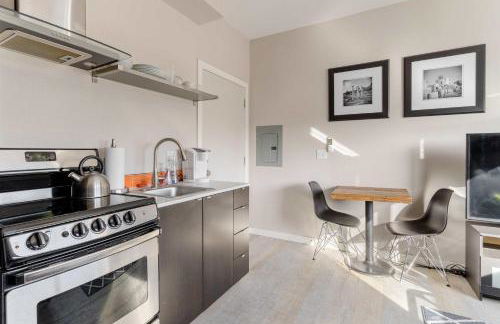 Stay Portland - Modern Portland Studio - Food Carts & Local Shops - Photo 4