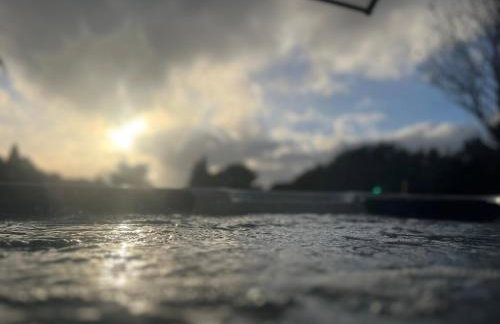 Sunset Retreat Cabin, Private Hot Tub with Mini Cinema Projector & Garden views - Foto 26