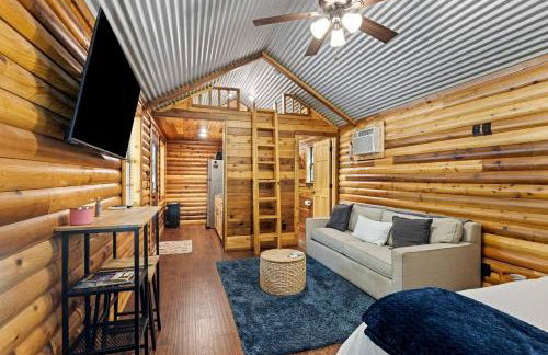 Stunning Riverfront Log Cabin Nestled Amidst Trees in Nashoba, Oklahoma - Foto 17