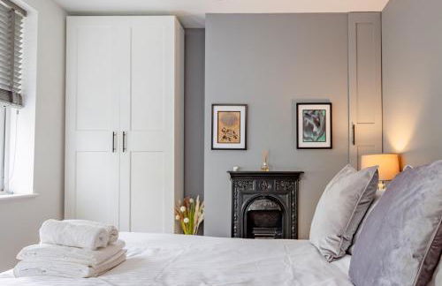 Exquisite Renovation in Central Location with Garden and Parking - Photo 8