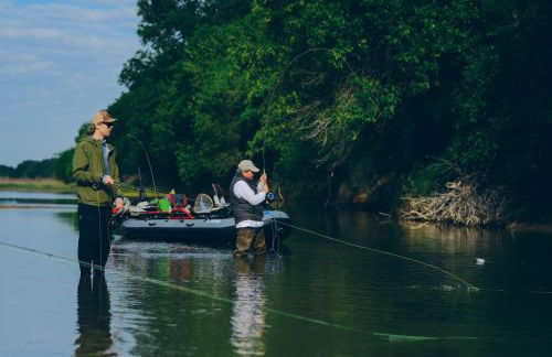 Hobbit Treehouse with waterfall on the Brazos River! 350 acres! Tubing! Petting zoo! - Foto 56