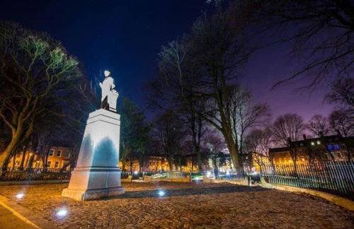 Large 2 Bedroom City Centre Apartment + Parking - Photo 10