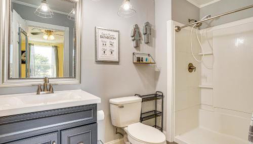 Decatur Farmhouse Getaway with Deck and Backyard - Foto 4