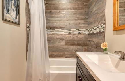 Mins to Hunter Mountain • Sleeps 36 • Pool Spa Games Bar Cozy Peaks Lodge by AvantStay - Foto 48