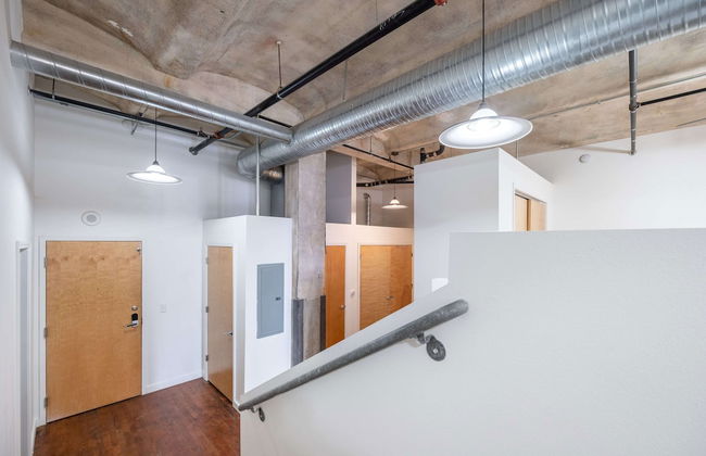 Luxury Historic Loft with Gym - Photo 31