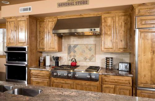 Big Bear Village View Haus is a large pet and kid friendly chalet with hot tub located a short walk to village - Foto 14