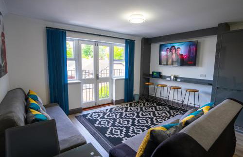 Penthouse 3 Bed, Large HotTub Long stay Discount - Photo 1