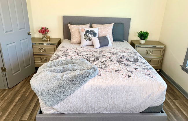 The Southside Villa - With Private Yard & Parking, Near Falls & Casino by Niagara Hospitality - Foto 6