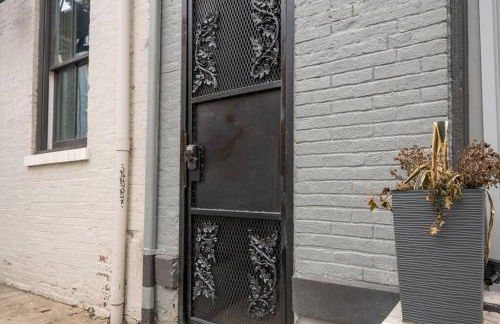 Prime OTR off Vine St, Lux Full Bed, Fast WiFi, Fully Equipped, 50in TV, Sleeps 4ppl - Foto 39