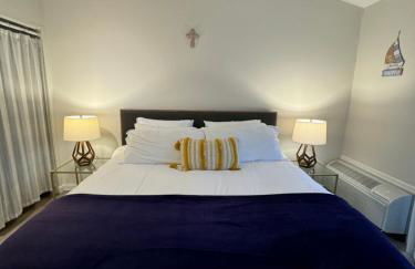 Newly Remodeled Mid-Century Modern Lake Condo - Foto 18