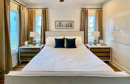 Luxe Lakefront Getaway with Porch and Water View! - Foto 13