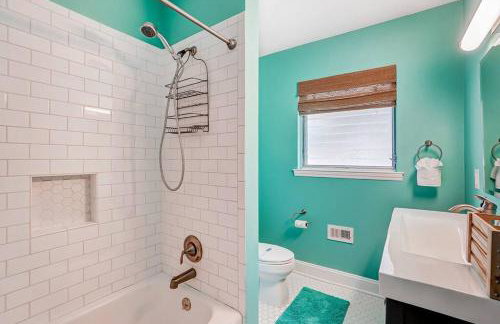 Poolside Bungalow with Fire Pit Fun and King Suite - Foto 22