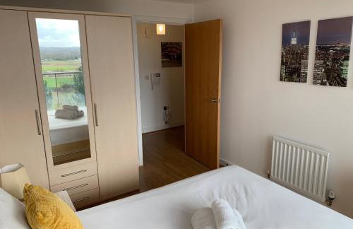 iSTAY APARTMENTS at VIZION - Fully Equipped Modern Serviced Apartments with Balconies, Superfast Broadband, Free Allocated Parking Space, 24h Security, Rooftop Gardens, Located in Central MK - Photo 26