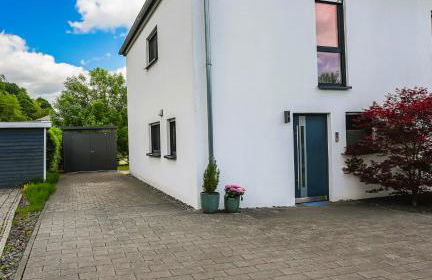 Glückshälfte - Moderne Haushälfte mit XXL-Parkplatz, Bike-Storage & Garten nahe Trier - Foto 1