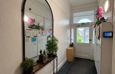 Garrick's Suite-Home away from Home- suitable for couples retreat, Contractors and NHS- free parking - Foto 19