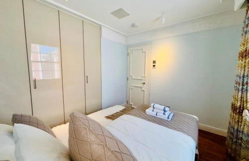 Elegant and Modern 3-Bedroom Victorian House in Westminster, London - Photo 16