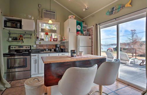 Lakeside Pleasure Island Cabin with Deck and Gas Grill - Foto 6