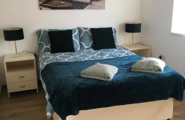 Modern 1 bedroom flat perfect for match or city break - Photo 1