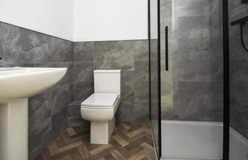 8 Bedroom House Sleeps 20 - Private Garden - Foto 9