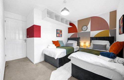 Stylish 3BR Home - Sleeps 7 - 15 Min to City Centre, Parking Garden & Fast Wi-Fi - Foto 3