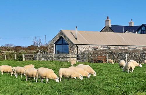 The Dairy, Treathro Farm - Rural, sea views, woodburner - Photo 1