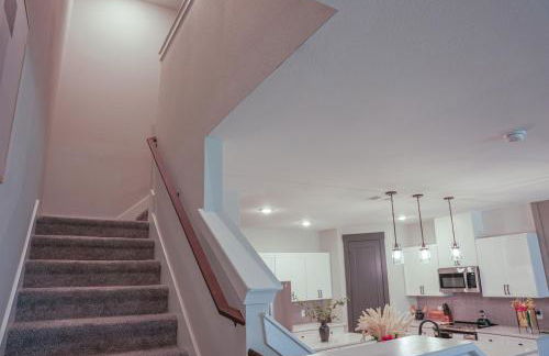 Loop, New Luxurious Large 3BR House, Sleeps 11 with Free Parking - Photo 8