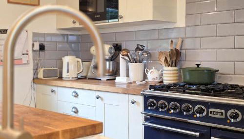 Whimsical Countryside Escape with Sprawling Garden - Foto 3