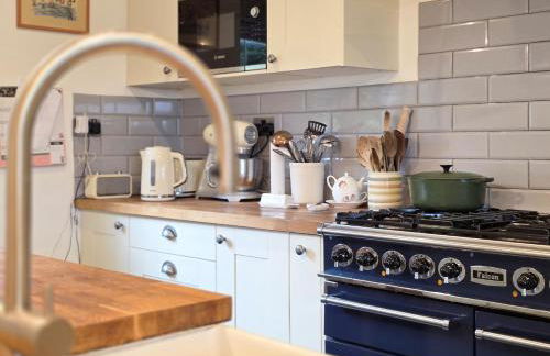 Whimsical Countryside Escape with Sprawling Garden - Foto 3