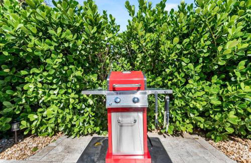 Boho Tiki Villa w Heated Saltwater Pool, King Beds & 6TVs - Photo 52