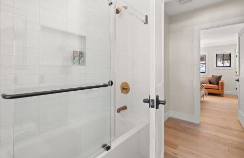 New & Modern Townhouse Close to Skiing, Brand New Hot Tub - Photo 43