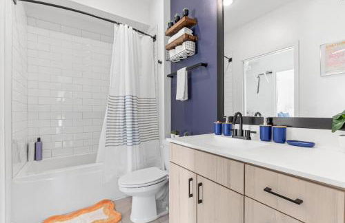 Lux 2BD Gym Rooftop Street Parking by DT UMN - Foto 29