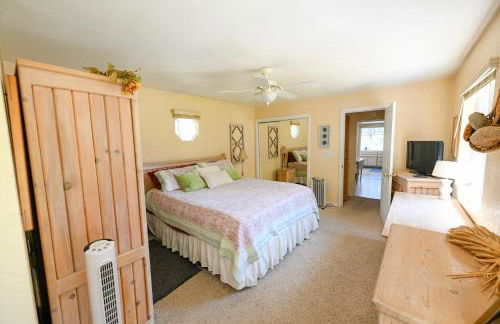 Near Yosemite Bass Lake Cabin with Hot Tub, Lake View, Pet Friendly - Photo 23