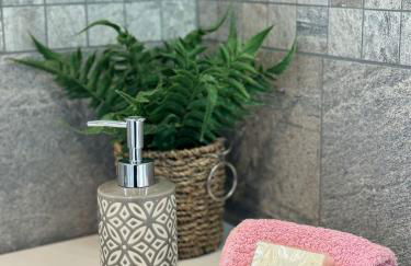 'BRAMLEY FALL COTTAGE' NEW AVAILABILITY - Attached Cottage,3 Bedrooms-1 on ground level, SLEEPS 6-2 Bathrooms, Wittering and Chichester easy drive, Child friendly,Small Breed Dog Friendly 2 max, Parking-EV Point - Foto 20