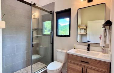 Three Suns Full Rental | 8 Cabins | Views | River - Foto 38