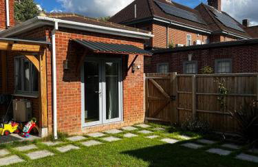 The Cherry Hill Studio - Kitchenette, bathroom, parking and lovely garden - Photo 2