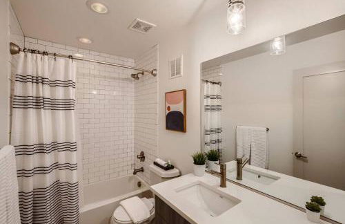 Upscale Townhome w/ Stunning Rooftop Views - Foto 23