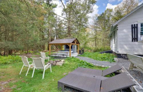 Explore the Poconos! Cozy Creekside Cabin with Patio - Foto 30