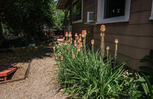 Southeast Portland Comfy & Eclectic Craftsman Home - Foto 44