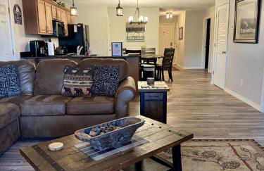 Lakefront Condo A-1 with Large Balcony - Foto 16