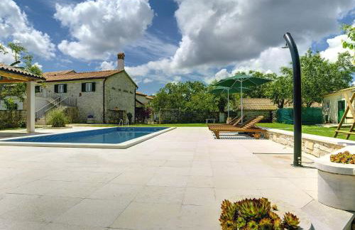 Holiday Home in Rojnici With Private Pool - Photo 10