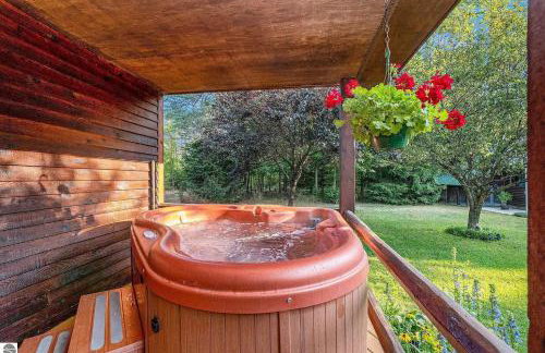 Majestic Escapes Hot Tub Firepit Deck Large Yard - Foto 3