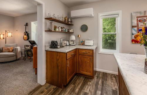 Historic Farm Cottage on 800-Acre Orchard - Foto 24