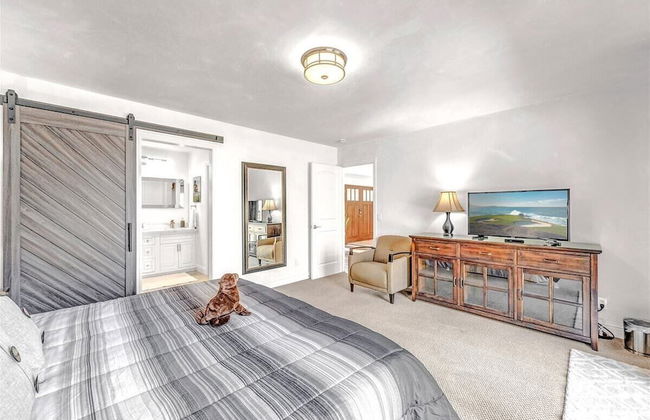 Pebble Beach Barking Seals - 5min Walk to the Beach! - Photo 2