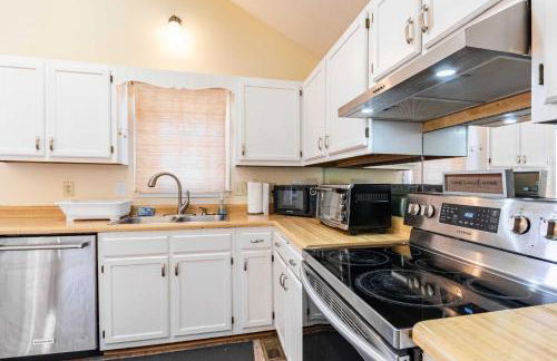 Stylish Home with BBQ Patio Prime Greensboro Spot - Foto 10